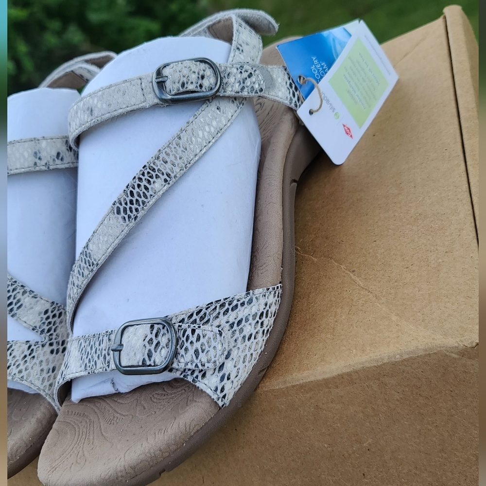 Taos Sandals 9 NWT and in box